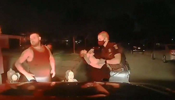 Драматичната ситуация беше заснета от камера в патрулната кола