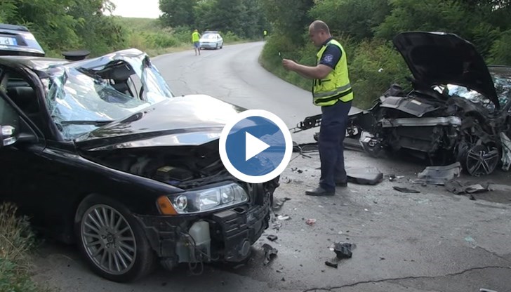 Ударили са се челно два леки автомобила, пострадали са шестима души