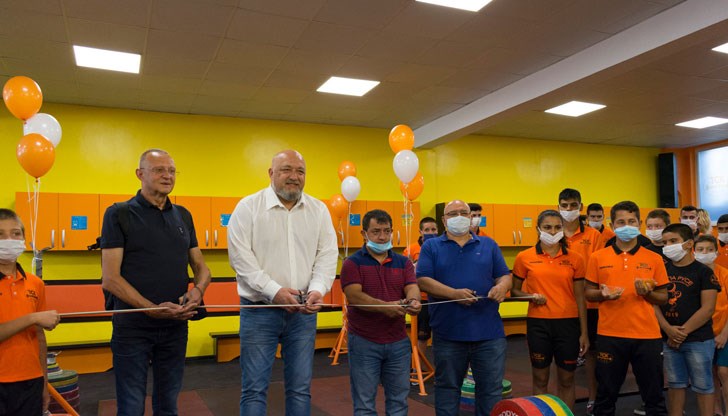 Сред гостите на събитието бяха министърът на младежта и спорта Красен Кралев, народният представител от ПП ГЕРБ Пламен Нунев и старши треньорът на националния отбор по вдигане на тежести Иван Иванов Сред гостите на събитието бяха министърът на младежта и спорта Красен Кралев, народният представител от ПП ГЕРБ Пламен Нунев и старши треньорът на националния отбор по вдигане на тежести Иван Иванов