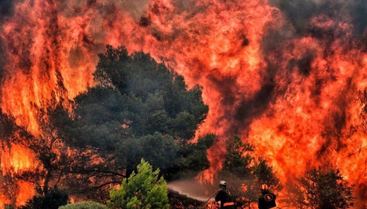 На Крит огнената стихия е близо до населено място