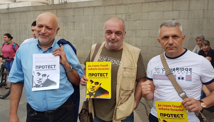 Протестиращите няма да се задоволят с "трохи от богаташката трапеза и от чекмеджетата на премира" Протестиращите няма да се задоволят с "трохи от богаташката трапеза и от чекмеджетата на премира"