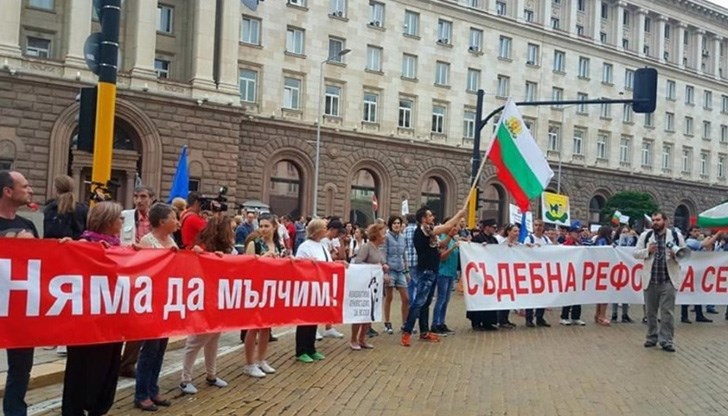 Налице са куп фактори, които ги нямаше при двукратното предишно сдаване на власт Налице са куп фактори, които ги нямаше при двукратното предишно сдаване на власт