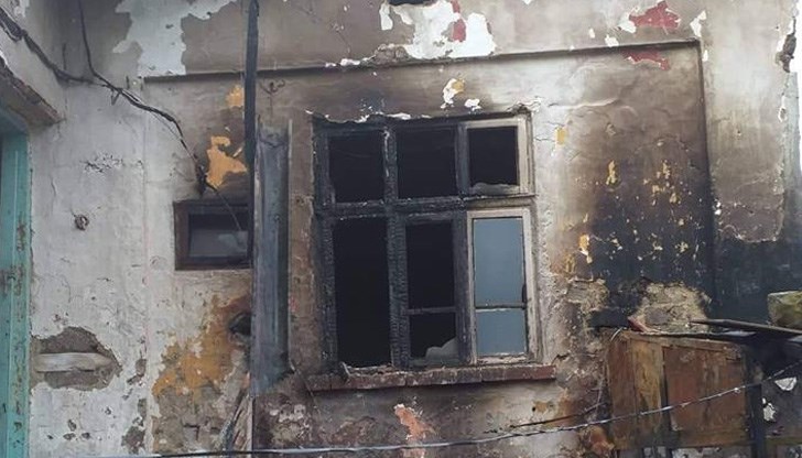 Къщата, в която са живеели, е изгоряла напълно /Снимката е илюстративна/