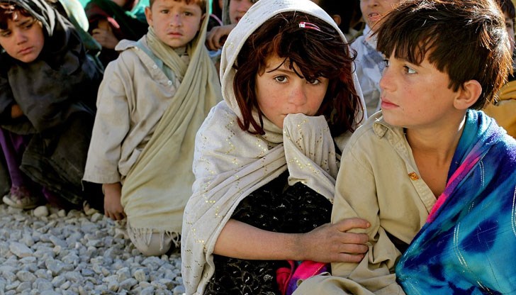 Афганистанските военни са завели смелата Гюл и по-малкия ѝ брат на „по-безопасно място”