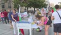 Тази вечер протестиращите в Русе раздаваха книги