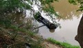 Кола е паднала в река Струма