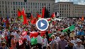 Лукашенко падна на колене пред поддръжници и призова да защитят Беларус от смърт