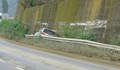 Кола се заклещи между мантинелата и подпорна стена на път Е-79
