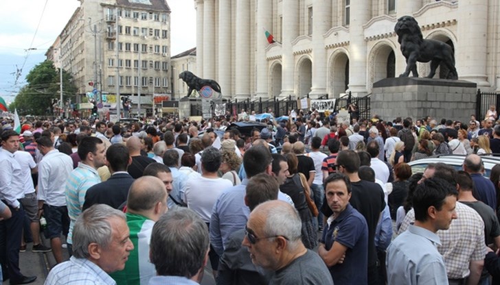 От блокиране на кръстовища се преминава към блокиране на институции От блокиране на кръстовища се преминава към блокиране на институции