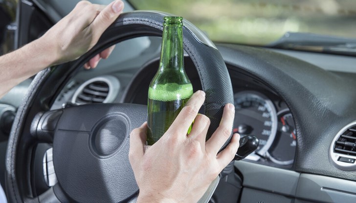 На пияният шофьор е съставен акт по Закона за движение по пътищата и е задържан за 24 часа