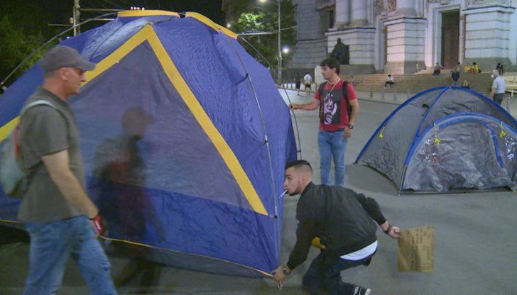 Протестиращите разпънаха палатки и шатри