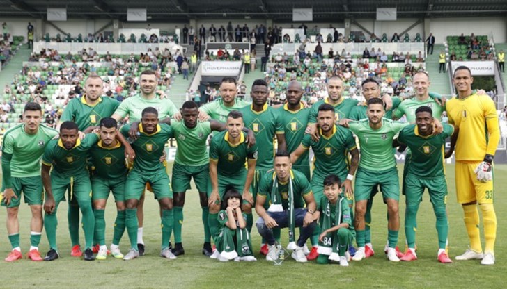 Единият от тях е халф, а другият е човек от персонала на клуба Единият от тях е халф, а другият е човек от персонала на клуба