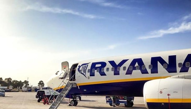 Говорител на Ryanair обяснява, че рискът за предаване на заразата на борда на самолета бил малък, защото заразеният пътник носил маска