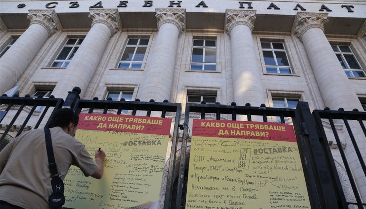 Оставят послания и призиви за оставка към главния прокурор Иван Гешев на специално монтирани за целта табла