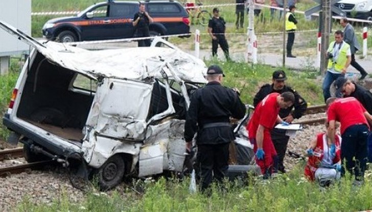 Минибусът паднал 80 метра надолу по стръмен скалист склон северно от столицата Тбилиси