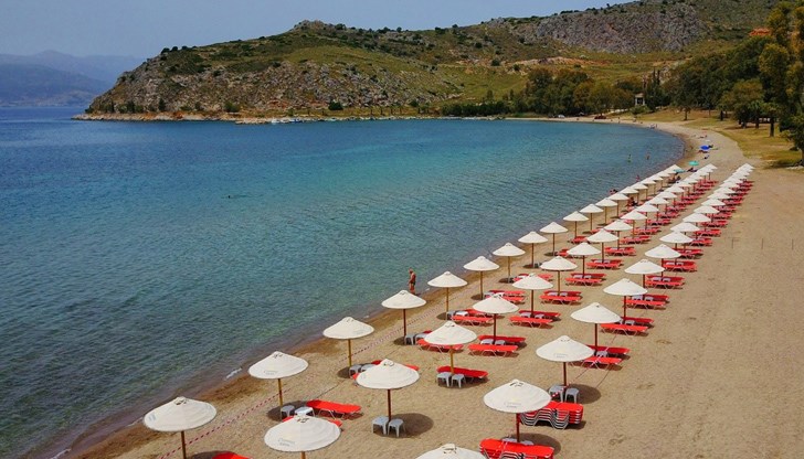 Носенето на маски в затворени пространства в Гърция, включително и на местата за поклонение, става задължително