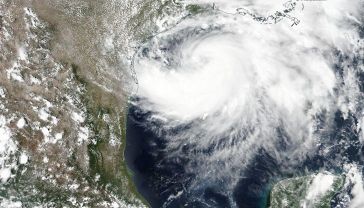 Метеоролозите предупреждават за "катастрофални бурни вълни, силни ветрове и наводнения" Метеоролозите предупреждават за "катастрофални бурни вълни, силни ветрове и наводнения"