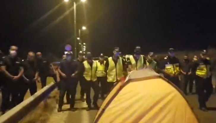 Служителите на МВР са направили плътен кордон до протестиращите