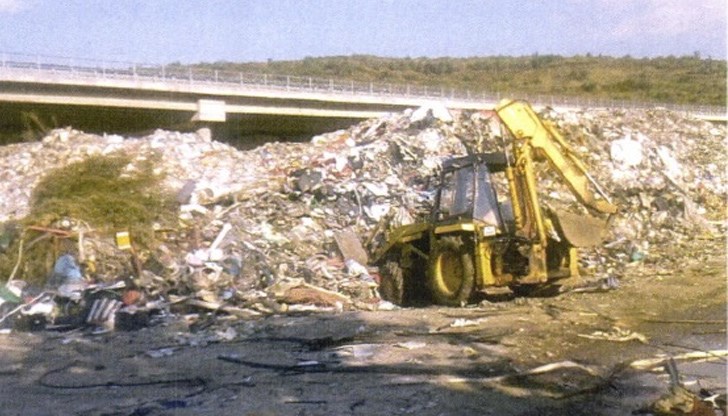Натрупаните там отпадъци се запалиха на 13 август 2019 г. и станаха причина за увреждане на пътната инфраструктура