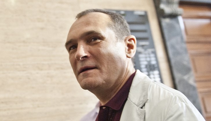 Божков: "Никой не задава въпроса как от едно момче, което през 2013 г. декларира едва 50 000 лв., днес Шиши получава 21 млн. лв. само от “дивиденти" Божков: "Никой не задава въпроса как от едно момче, което през 2013 г. декларира едва 50 000 лв., днес Шиши получава 21 млн. лв. само от “дивиденти"