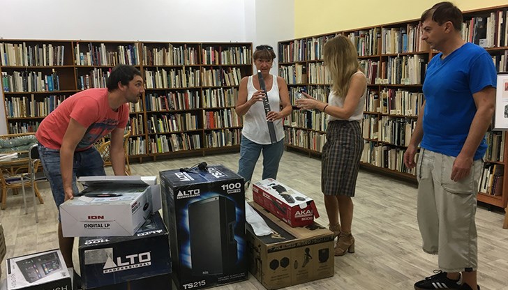 Дарение от електронни музикални инструменти изненада приятно библиотеката в горещите августовски дни