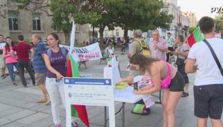 Всеки, който пуснеше лист с мнение за това какво трябва да се промени в държавата, си тръгваше с подарък