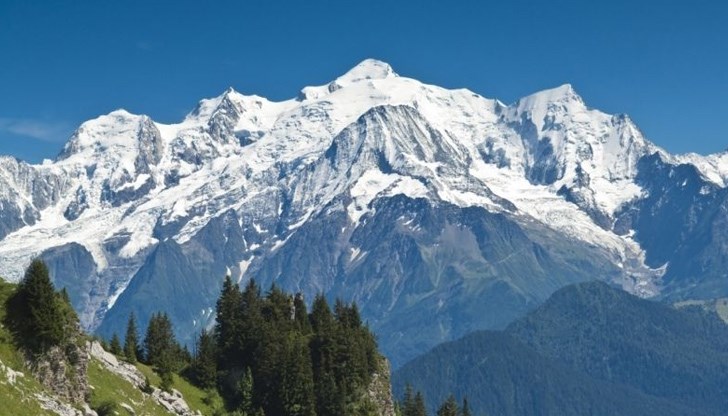 Огромно парче ледник в масива Монблан заплашва да се откъсне поради високите температури