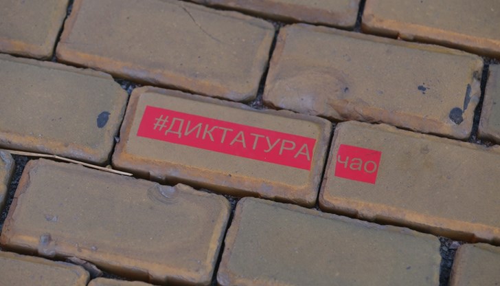 Близо 2 месеца протести против премиера и главния прокурор заради "предполагаеми връзки с мафията и олигарси" Близо 2 месеца протести против премиера и главния прокурор заради "предполагаеми връзки с мафията и олигарси"