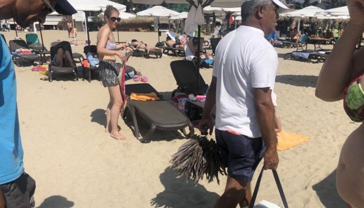 Продавачи предлагат сушена риба със съмнително качество директно на плажа Продавачи предлагат сушена риба със съмнително качество директно на плажа