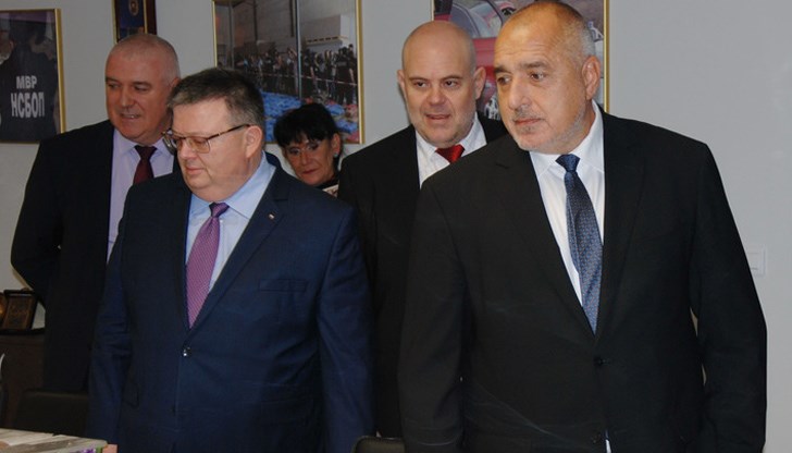 Но ние знаем, че тези хора срам нямат. Те имат само кореми и чекмеджета. Бездънни кореми и чекмеджета Но ние знаем, че тези хора срам нямат. Те имат само кореми и чекмеджета. Бездънни кореми и чекмеджета