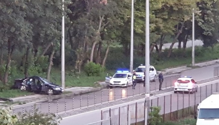 На мястото са пристигнали два полицейски патрула, линейка и пожарна