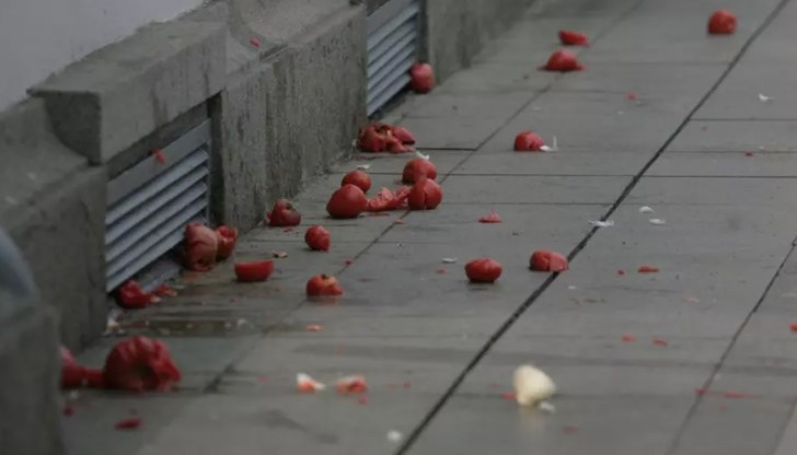 Отровното трио призовава на протест пред парламента: Хвърлете домати и отминете