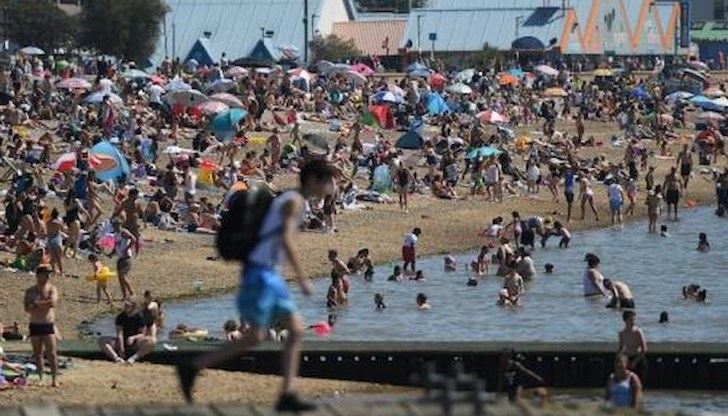 Хилядите хора по плажовете изправиха косите на британското правителство и на здравните власти, тъй почти никой от плажуващите не носи предпазна маска