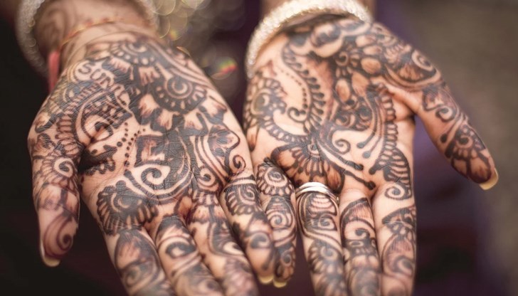 Група приятели артисти, обединени от любовта си към културните традиции на Индия, показват творби, създадени с вдъхновение от двуседмичното им пътуване из Хималаите Група приятели артисти, обединени от любовта си към културните традиции на Индия, показват творби, създадени с вдъхновение от двуседмичното им пътуване из Хималаите