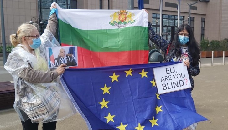 С демонстрация „Със завързани очи пред европейските институции“ те изразиха недоволството си от продължаващото мълчание и бездействие от тяхна страна относно случващото се в България