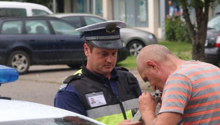 При проверка в масивите на КАТ е установено, че мъжът няма свидетелство за правоуправление, а дрегерът засякъл 0,64 промила алкохол