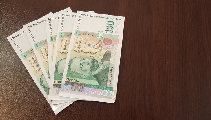 Парите са намерени от 47-годишен мъж в района на банка в града