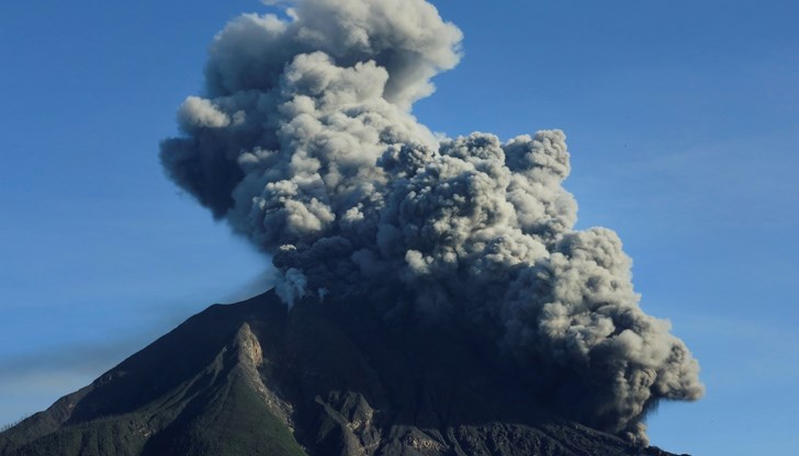 Вулкан в Индонезия изхвърли пушек и пепел, хиляди души са евакуирани