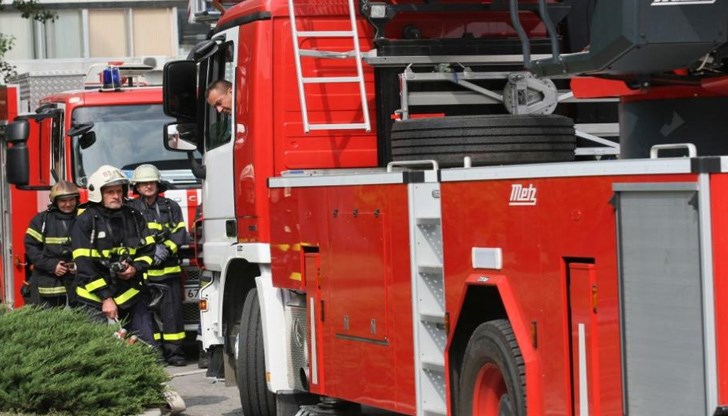 След катастрофата русенските пожарникари се втурнали да спасяват пострадалия водач