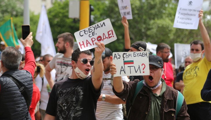 Въпреки това протестът има голям потенциал - дори само поради факта, че в различни дни, дори в рамките на различни часове в един ден, в него се включват различни хора Въпреки това протестът има голям потенциал - дори само поради факта, че в различни дни, дори в рамките на различни часове в един ден, в него се включват различни хора