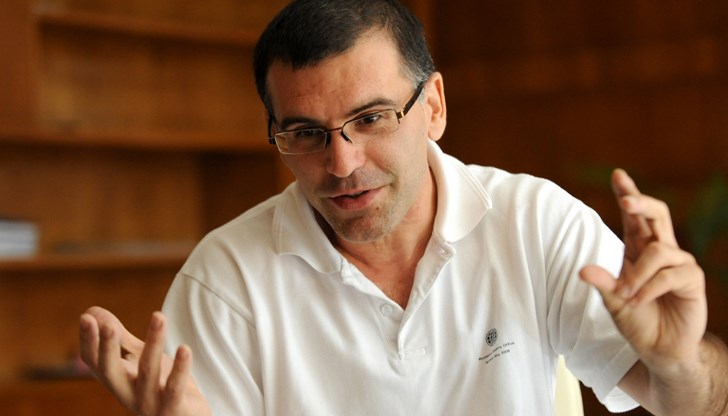 Дянков съветва властта да работи в две насоки – големите обществени поръчки да станат малки и да се фокусират върху малките фирми Дянков съветва властта да работи в две насоки – големите обществени поръчки да станат малки и да се фокусират върху малките фирми