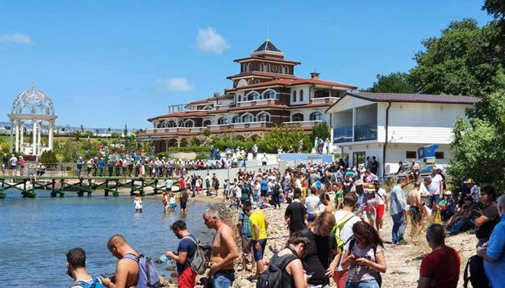 Ще бъдат събрани камъните, нахвърляни в района, за да спрат плажуващите Ще бъдат събрани камъните, нахвърляни в района, за да спрат плажуващите