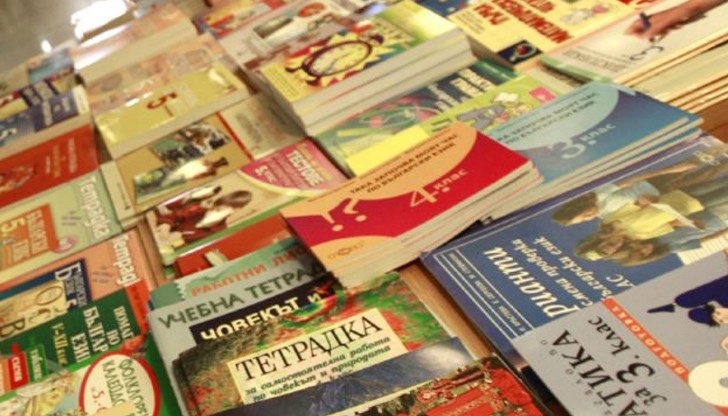 Сред темите, разглеждани в учебника по "Гражданско образование", са проблемът с фалшивите новини и как да те да бъдат разпознавани, гражданските протести, както и ученическите протести за климата Сред темите, разглеждани в учебника по "Гражданско образование", са проблемът с фалшивите новини и как да те да бъдат разпознавани, гражданските протести, както и ученическите протести за климата