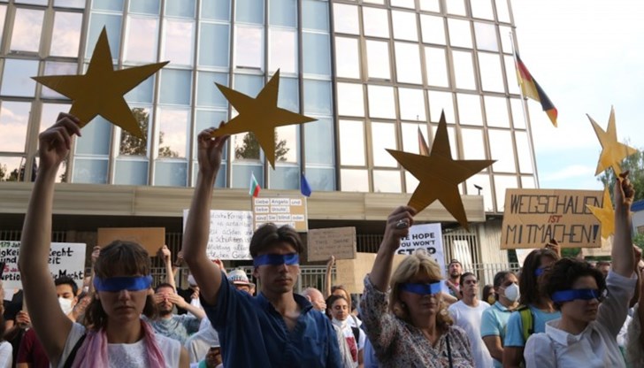 Защо вече едно десетилетие една от водещите сили в Европейския съюз толерира очевидната организирана престъпност в нашата управленска класа в лицето на Бойко Борисов, питат протестиращите