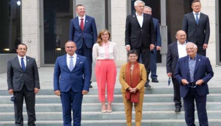 Не разбира от дипломация, не разбира от дрес код, няма стил, не знае добре чужди езици - прекалено драматично струпване на "качества" в една жена. Не мислите ли? Не разбира от дипломация, не разбира от дрес код, няма стил, не знае добре чужди езици - прекалено драматично струпване на "качества" в една жена. Не мислите ли?