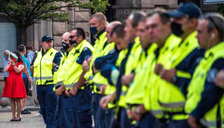 Дезинфектират патрулки и микробуси