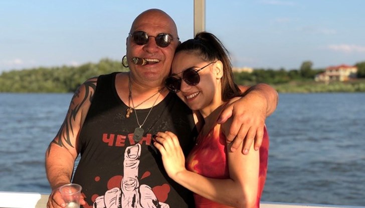 Бъдещата актриса пее, свири на китара и учи интериорен дизайн