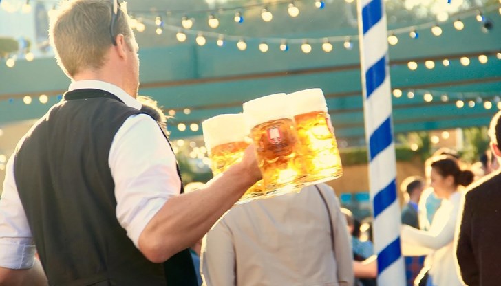 Преобладават свободните позиции в секторите хотелиерство и ресторантьорство с дял от 28,2%, следват тези в преработващата промишленост и търговията