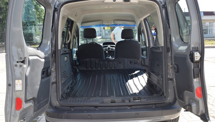 Товарният автомобил, модел Рено Канго, разполага с достатъчно багажно пространство, за да се поберат повече съдове за доставка на топъл обяд