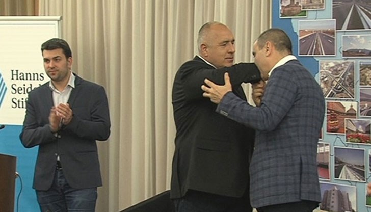 Според Бакалов ГЕРБ ще се разпилее в момента, в който прокурори повдигнат обвинения срещу Борисов